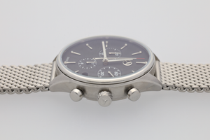 Seitlicher Blick auf die Edelstahlarmbanduhr mit Mercedes-Benz-Logo und Chronograph-Funktionen 2