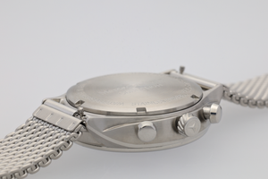 Rückansicht der Armbanduhr mit geprägter Beschriftung „Mercedes-Benz Collection“, Edelstahlgehäuse 3
