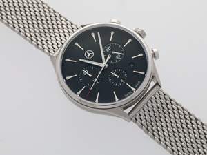 Nahaufnahme der Chronograph-Funktion der Mercedes-Benz-Uhr mit blauem Zifferblatt und silbernen Zeigern 5