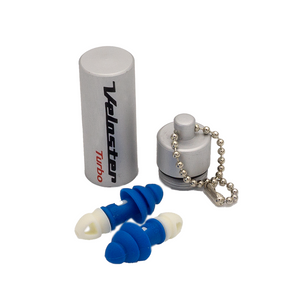 Veloster Turbo Ohrenstöpsel in Blau mit weißer Spitze, präsentiert neben einem silbernen Etui mit Kette und Veloster Turbo-Logo 1