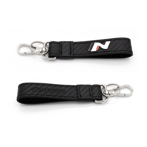 Hyundai N Schlüsselanhänger in Carbon-Optik, Vorderseite mit N-Logo und Rückseite mit Hyundai-Gravur, ausgestattet mit silbernem Karabinerhaken. 2