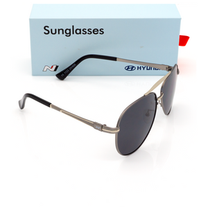 Hyundai N Sonnenbrille im Aviator-Stil mit schwarzem Rahmen und UV400-Gläsern, präsentiert vor einer hellblauen Verpackung mit Hyundai-Logo. 1