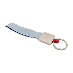 Rückseite des Schlüsselanhängers mit hellblauem Stoffband, silbernem Metallclip und Hyundai-Logo-Gravur. 3