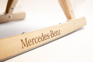 Original "Mercedes-Benz Rodel Schlitten: Der Gipfel des Wintersportsluxus 2