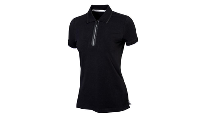 Schwarzes Poloshirt mit weißen Details an Knopfleiste und Kragen