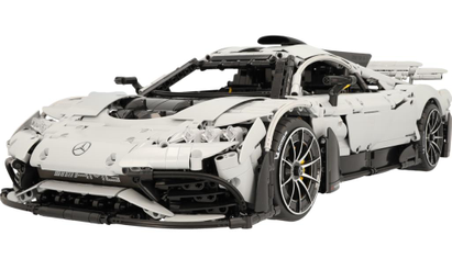 Detailansicht eines LEGO-Modells des Mercedes-AMG One mit weißer Lackierung und markanten Frontmerkmalen
