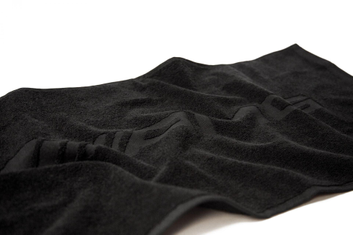 Schwarzes Handtuch ausgelegt