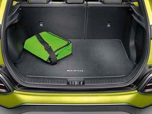 Schwarze Kofferraummatte im gelben Hyundai Kona
