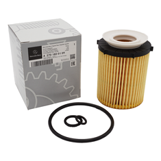 Gelber Ölfilter neben Verpackung