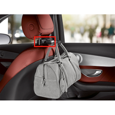 Graue Tasche hängt am Kopfstützenträger
