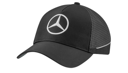 Schwarze Cap mit Mercedeslogo vorne