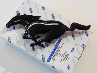 original-kuehlergrill-emblem-schwarz-1901933-fuer-ford-mustang-pony-ab-2015