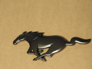 original-schwarzes-kuehlergrill-emblem-logo-2633358-ford-mustang-pony-ab-2024