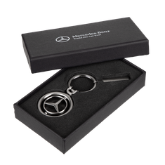 Schlüsselanhänger in einer schwarzen Verpackung