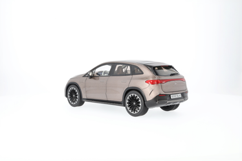 Original Mercedes-Benz EQE SUV AMG Line X294 Modellauto samtbraun -