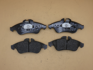 Original Mercedes-Benz Bremsklötze vorne. Sprinter W903, W909