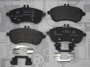 Original Mercedes-Benz Bremsklotz-Satz vorne. C-Klasse W204