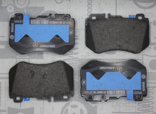 Original Mercedes-Benz Bremsklotz-Satz vorne. C-Klasse W205