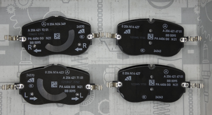 Original Mercedes-Benz Bremsklotz-Satz vorne. C-Klasse W206