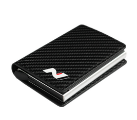 Schwarzes Kreditkartenetui in Carbon-Optik mit N-Logo, geschlossen