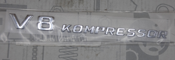 Original Mercedes-Benz Typenzeichen Kotflügel. "V8 Kompressor"