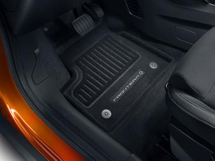 Maßgefertigter Satz Bodenmatten vorne & hinten – Opel Frontera Elektro mit gesticktem FRONTERA-Logo