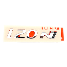 Chrom-Schriftzug ‚i20 N‘ auf einem beigen Träger